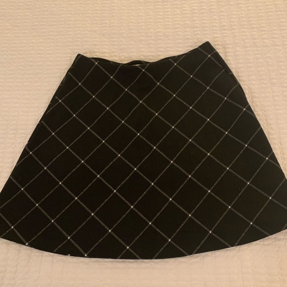 Loft petites soft knit black and white a-line flippy skirt.